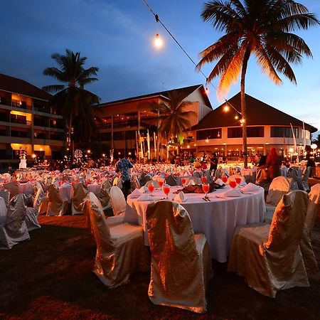 Damai Puri Resort & Spa Kuching Exterior foto A wedding reception at the Royal Island Resort and Spa