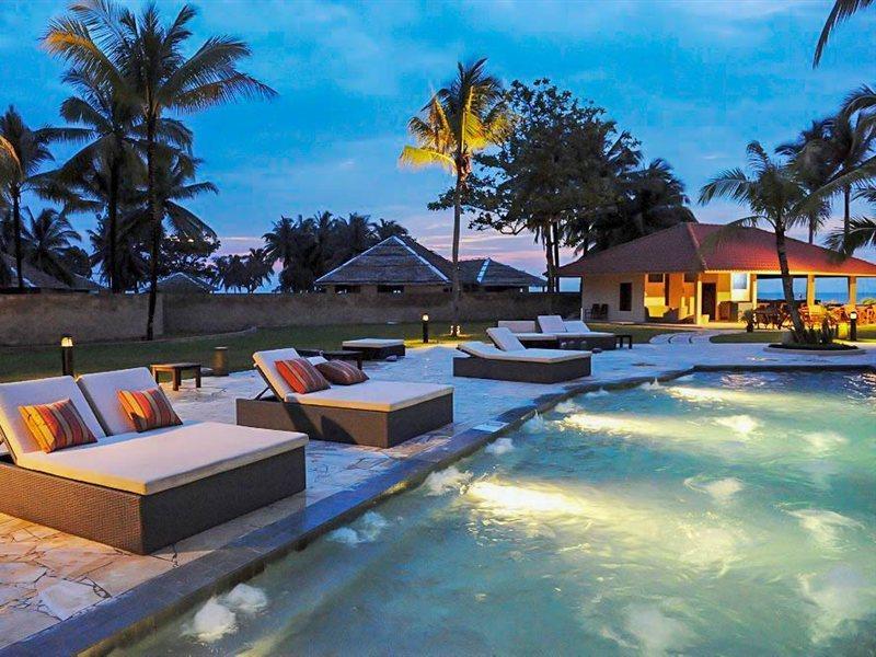 Damai Puri Resort & Spa Kuching Exterior foto The swimming pool at the resort