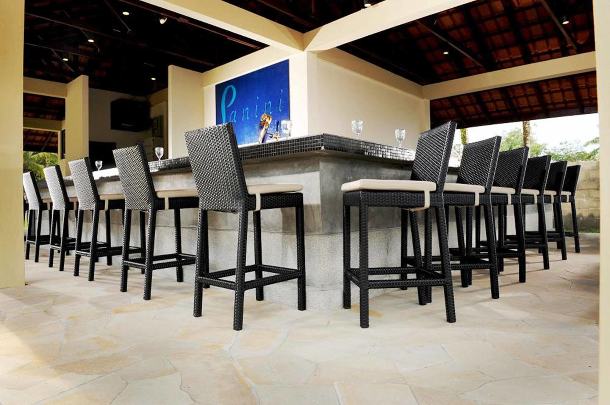 Damai Puri Resort & Spa Kuching Exterior foto The bar at the pool