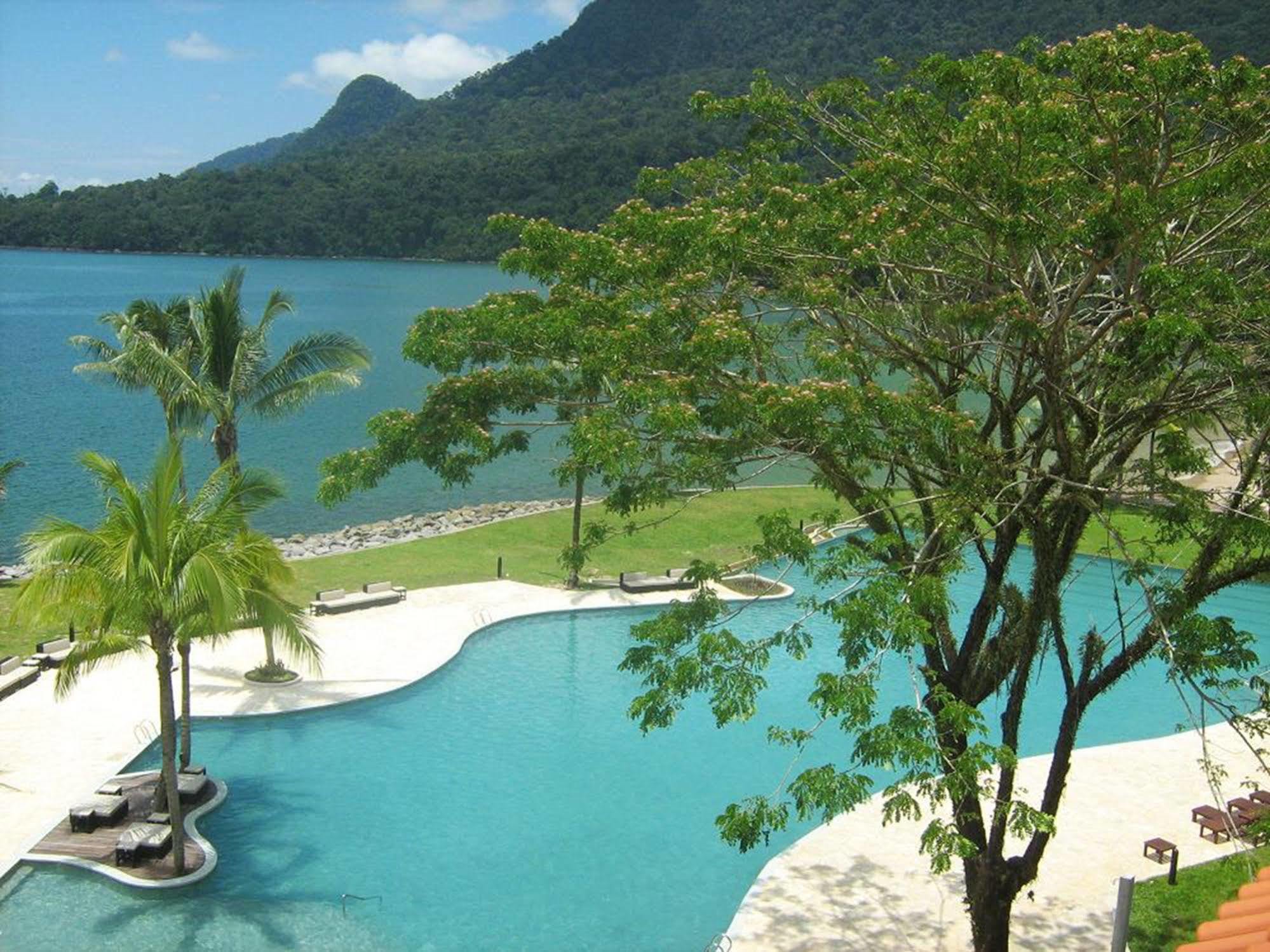 Damai Puri Resort & Spa Kuching Exterior foto The pool at the Pangkor Laut Resort