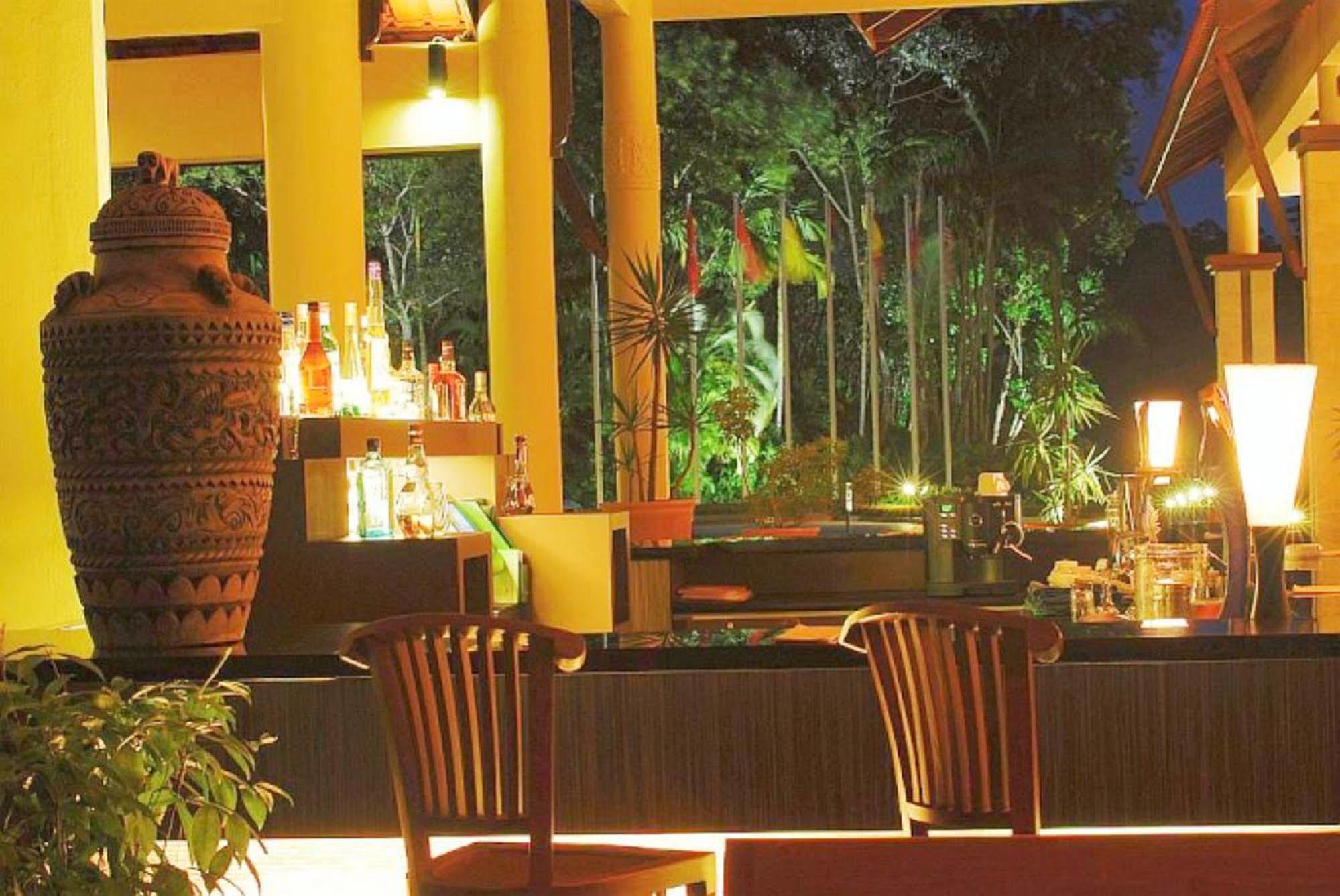 Damai Puri Resort & Spa Kuching Exterior foto The bar at the hotel