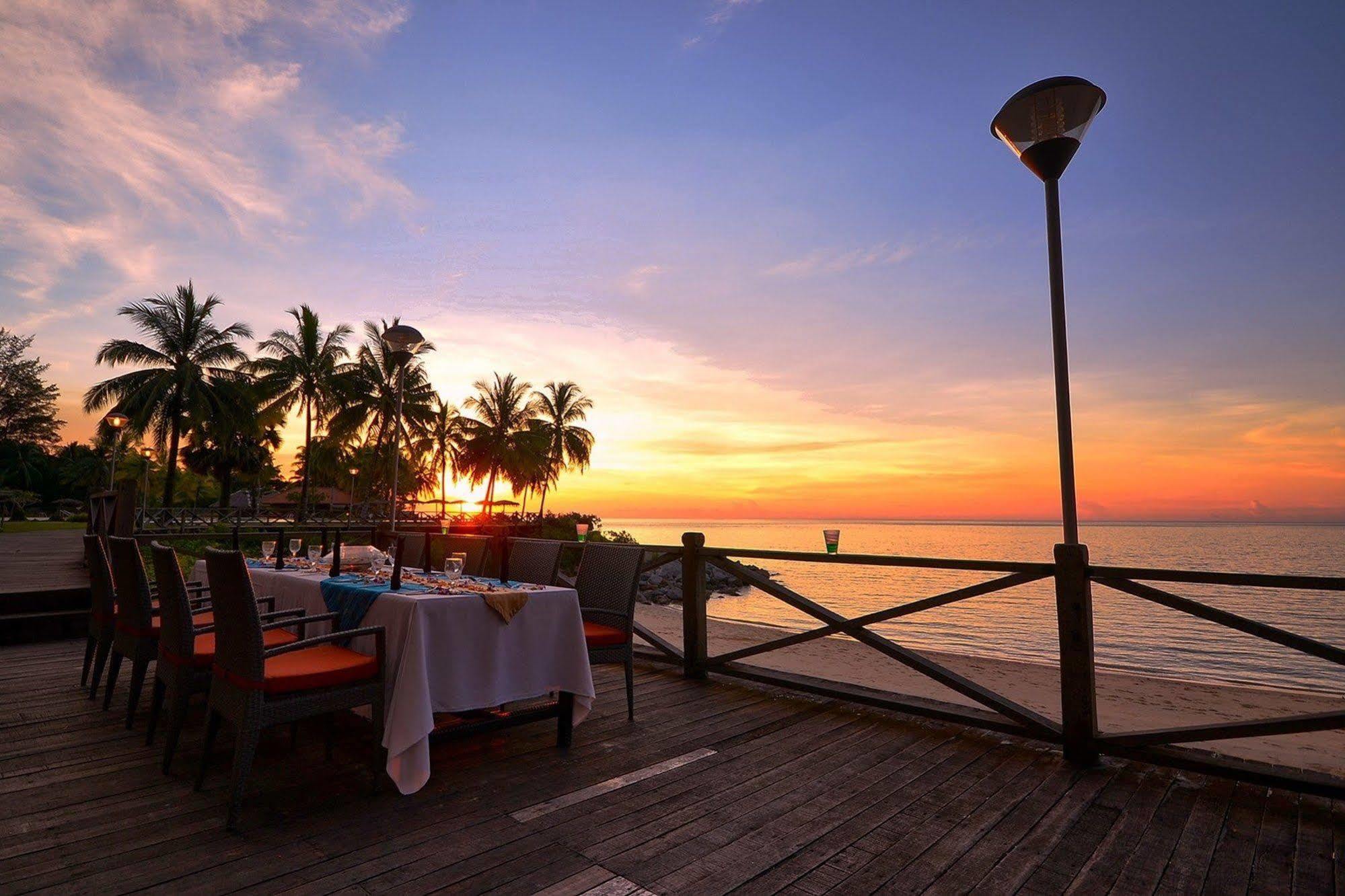 Damai Puri Resort & Spa Kuching Exterior foto Sunset at the beach